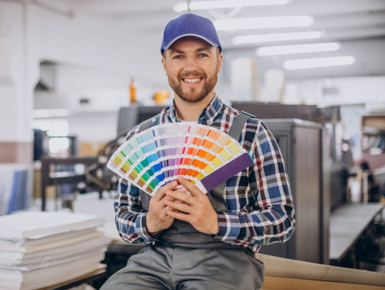 homen com carteira de cores na mão